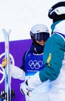 男子デュアルモーグル１回戦を終え、健闘をたたえ合う藤木豪心