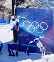 準々決勝　第２エアを決める島川拓也（左）＝リビーニョ（共同）