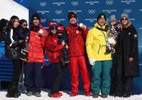 表彰式で家族とともに記念写真に応じる堀島行真（左から３人目）ら（写真提供：ロイター／アフロ）