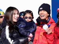 ミラノ・コルティナ冬季五輪のフリースタイルスキー男子デュアルモーグルで獲得した銀メダルを手に、家族と喜ぶ堀島行真（共同）