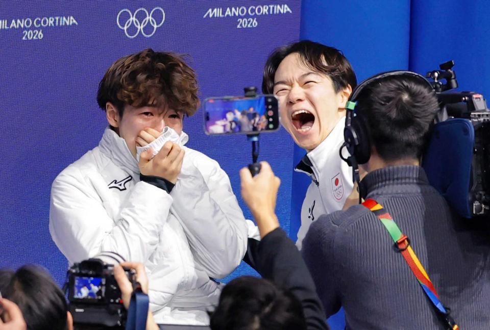 　銀メダルを獲得し喜ぶ鍵山優真（右）と、銅メダルで涙ぐむ佐藤駿（共同）