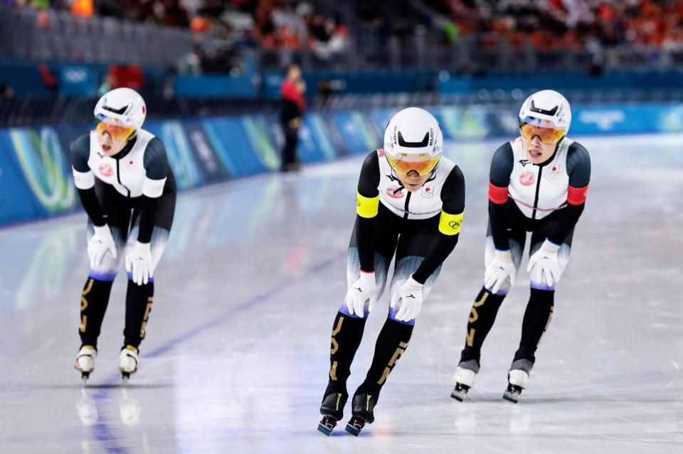 レースを終えた（左から）堀川桃香、高木美帆、佐藤綾乃（共同）