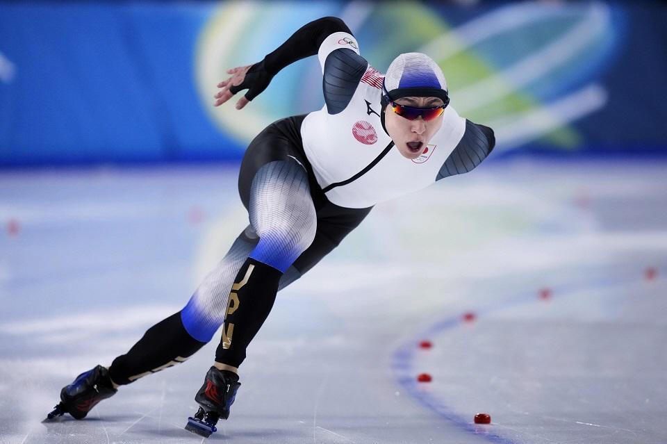 滑走する新濱立也（写真提供・共同通信社）