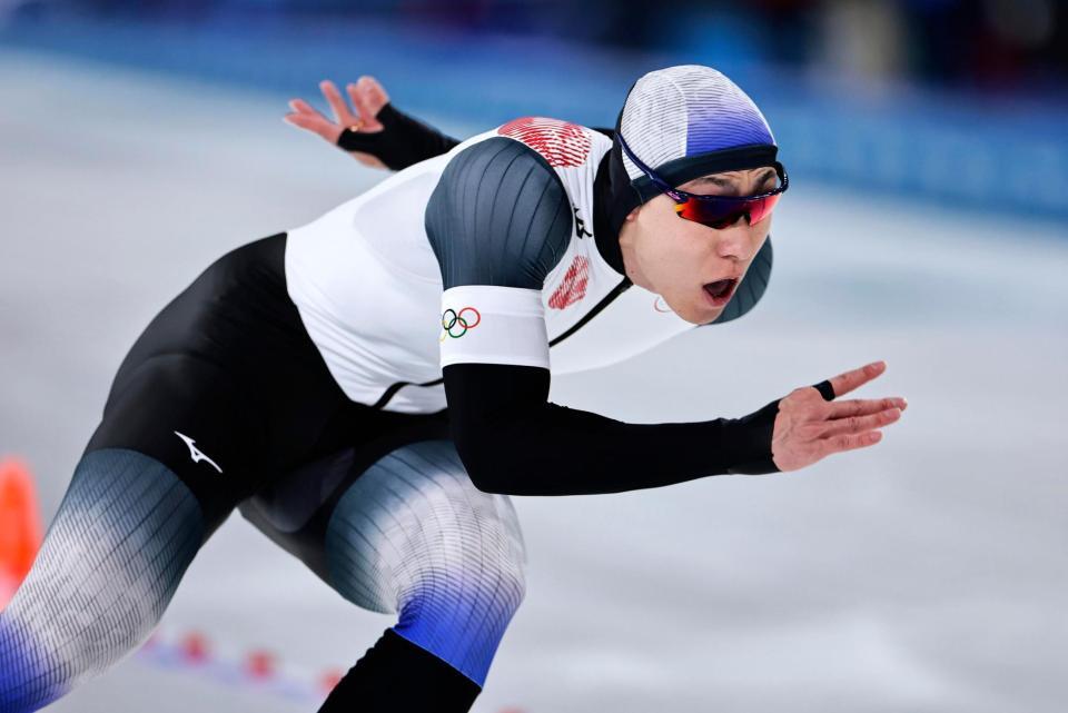 男子５００メートル　滑走する新濱立也（共同）