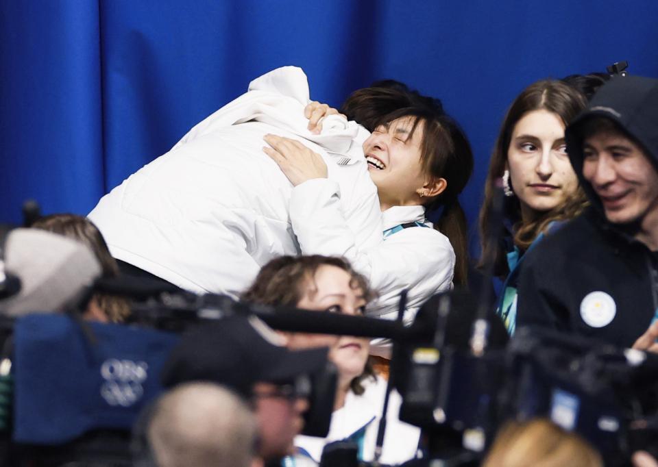 　男子で銅メダルを獲得した佐藤駿（左）を涙を流しながら祝福する坂本花織（提供・共同通信社）