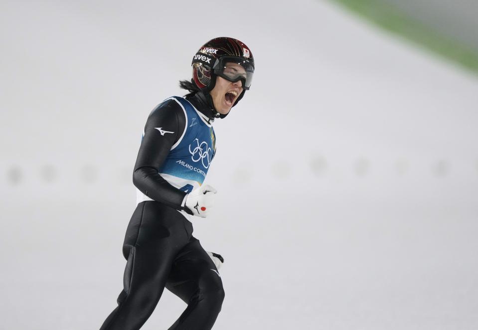 　男子個人ラージヒル　１回目の着地を決め、ほえる二階堂蓮＝プレダッツォ（共同）