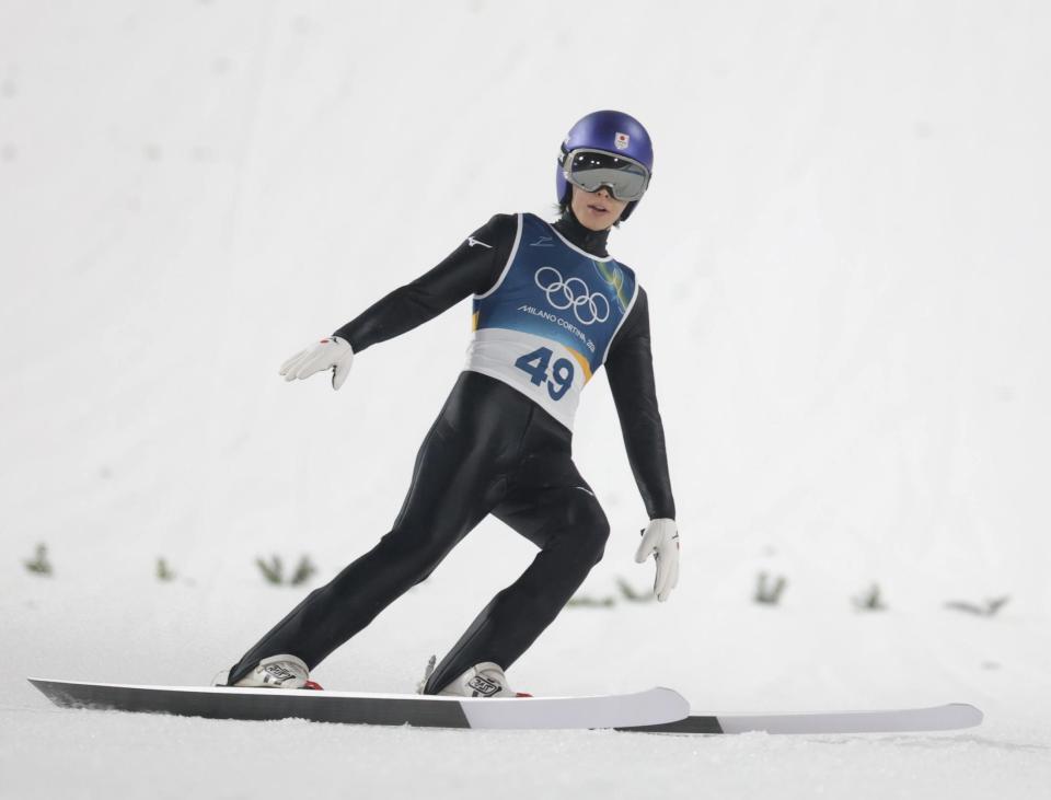 飛躍し着地した小林陵侑（撮影・吉澤敬太）