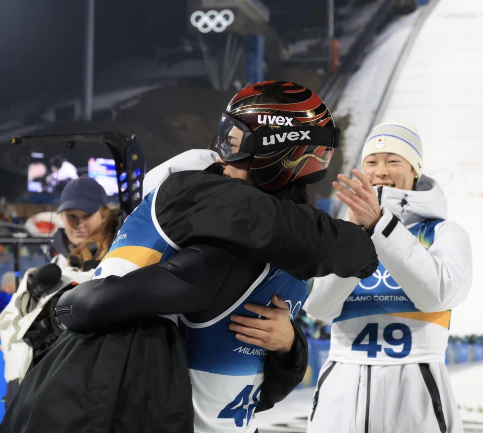 メダルを決めるジャンプを決め、中村直幹（左）、小林陵侑（右）と抱き合う二階堂蓮（撮影・吉澤敬太）