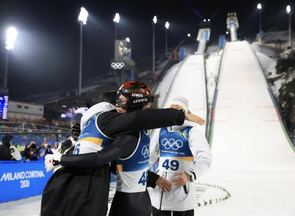 メダルを決める大ジャンプを決め、中村直幹（左）、小林陵侑（右）と抱き合う二階堂蓮（撮影・吉澤敬太）