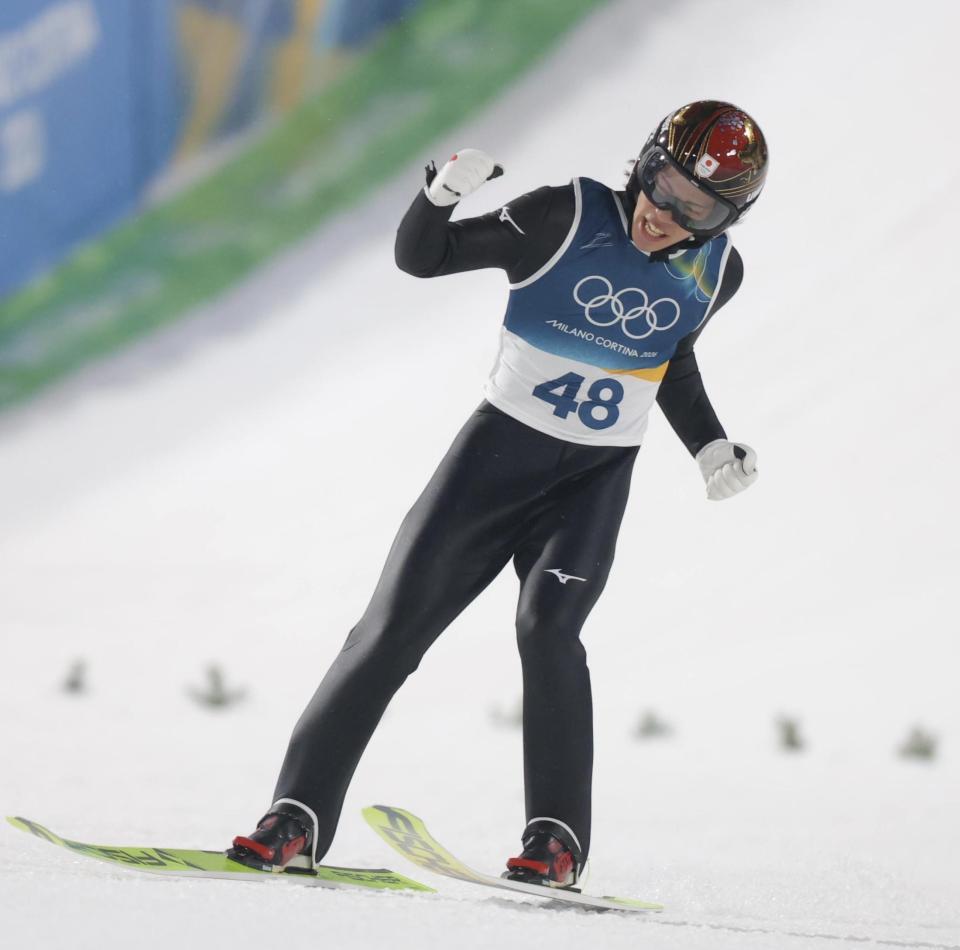 大ジャンプを決め、ほえる二階堂蓮＝プレダッツォ・ジャンプ競技場（撮影・吉澤敬太）