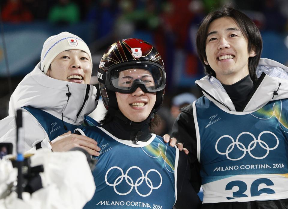 　男子個人ラージヒルの２回目の飛躍を終え、小林陵侑（左）、中村直幹（右）と得点を確認して笑顔を見せる二階堂蓮。銀メダルを獲得した＝プレダッツォ（共同）