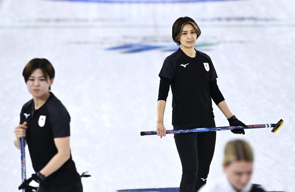 　日本－米国　第８エンドに３点を奪われ、厳しい表情の吉村（右）＝コルティナダンペッツォ（共同）