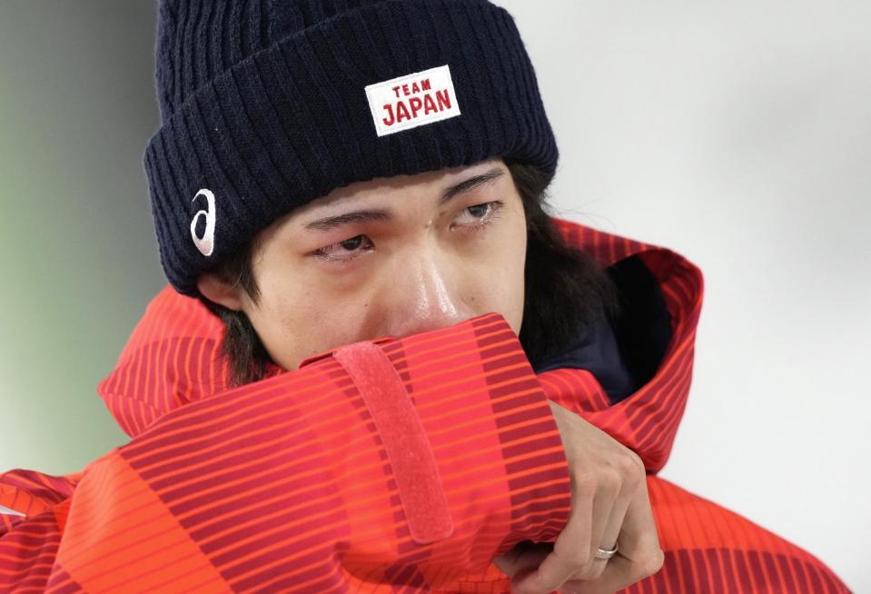 　男子個人ラージヒルで金メダルを逃し、表彰式の前に涙ぐむ二階堂蓮＝プレダッツォ（共同）