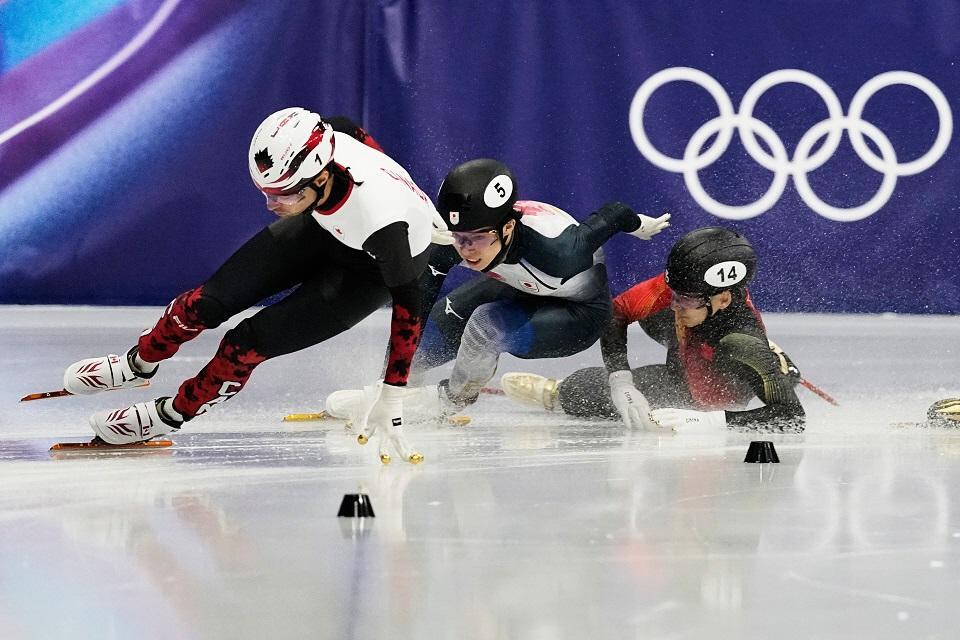 中国のリュウが転倒して宮田（５）らが抜く（写真提供・ＡＰ／アフロ）