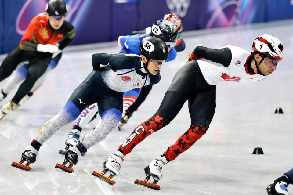 男子１５００メートル準決勝　滑走する渡辺啓太（手前左）＝ミラノ（共同）