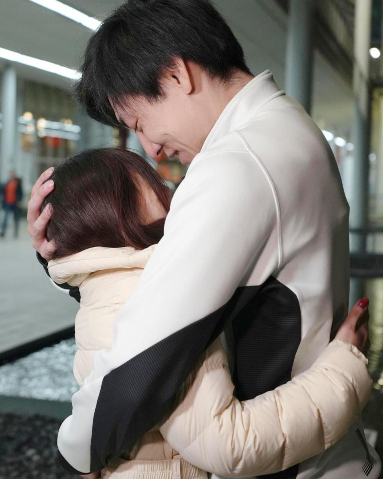 スピードスケート男子５００メートルのレース後、妻の吉田夕梨花（左）を抱きしめる新濱立也（共同）