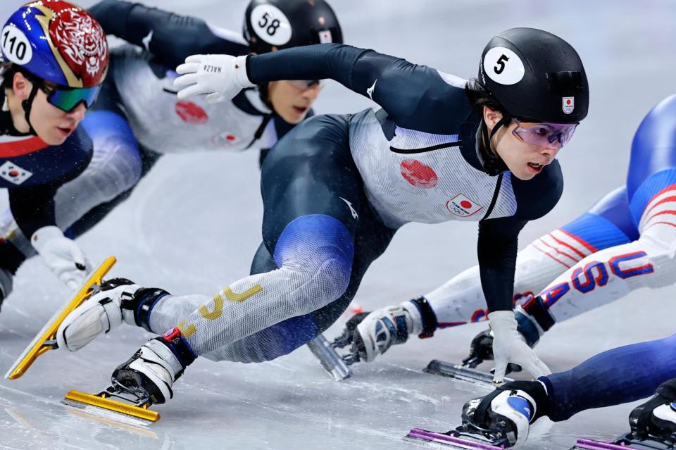 滑走する宮田将吾（右）＝ミラノ（共同）