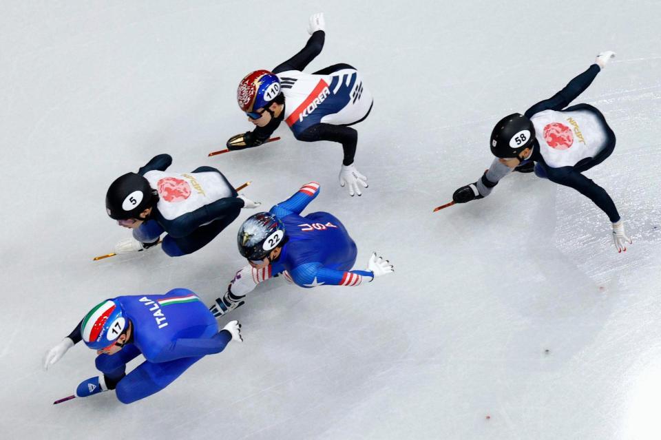 男子１５００メートル準決勝　滑走する宮田将吾（左上）と渡辺啓太（右端）＝ミラノ（共同）