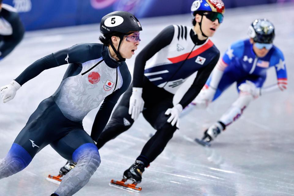 男子１５００メートル準決勝　レースを終えた宮田将吾（左）＝ミラノ（共同）