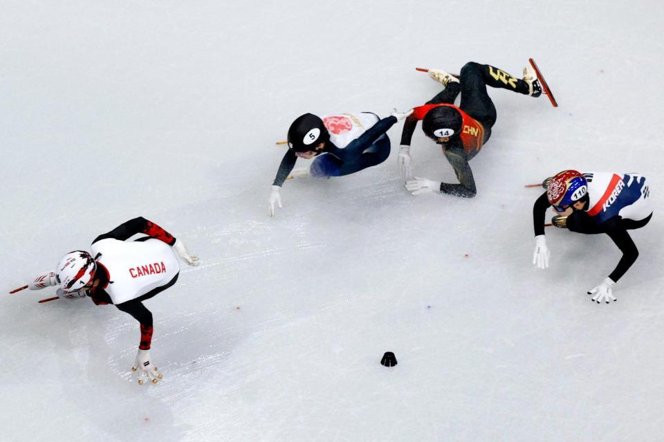 男子１５００メートル準決勝　滑走する宮田将吾（中央左）。同右は転倒した中国選手＝ミラノ（共同）