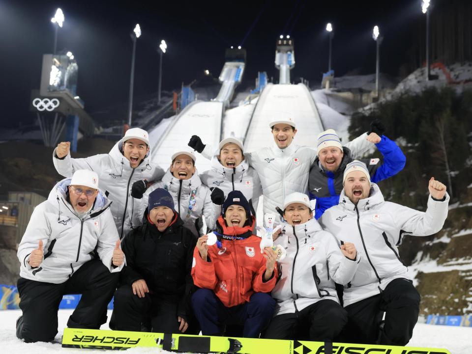 チームスタッフと共に銀メダル獲得を喜ぶ二階堂蓮（中央）＝撮影・吉澤敬太