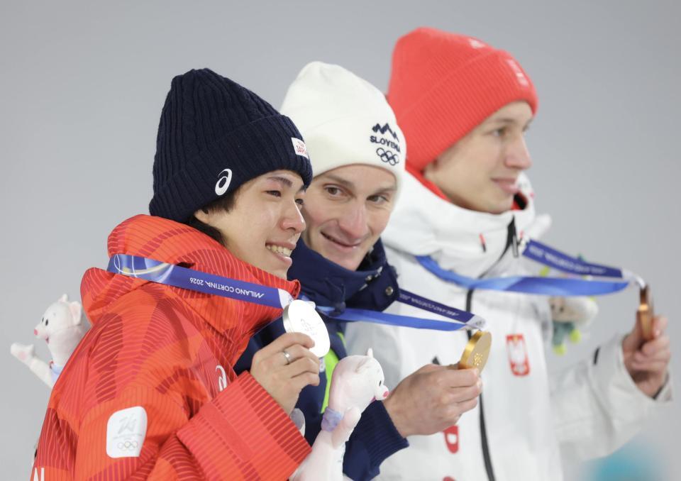 銀メダルを手に微笑む二階堂蓮（撮影・吉澤敬太）