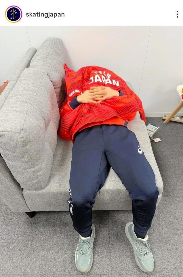 　仮眠をとる鍵山。日本スケート連盟の公式インスタグラム（ｓｋａｔｉｎｇｊａｐａｎ）より
