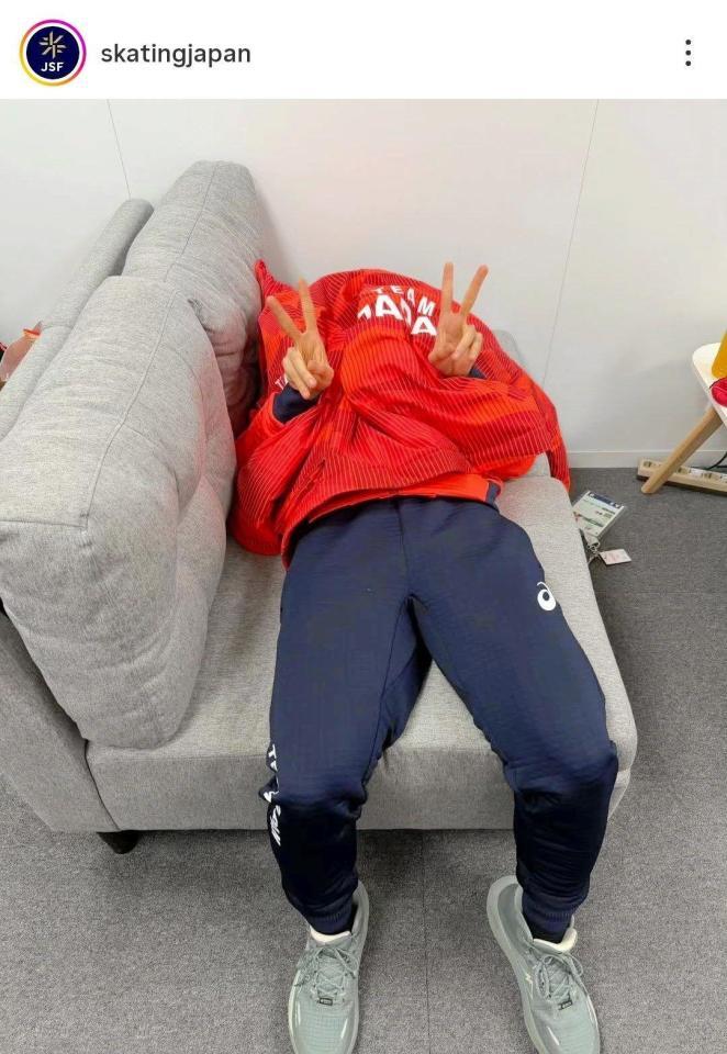 　仮眠をとる鍵山。日本スケート連盟の公式インスタグラム（ｓｋａｔｉｎｇｊａｐａｎ）より