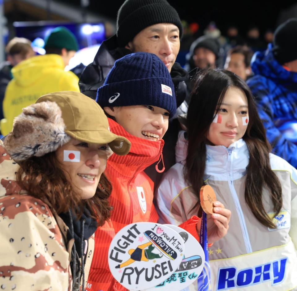 家族に囲まれ、笑顔を見せる山田琉聖（中央）＝１３日