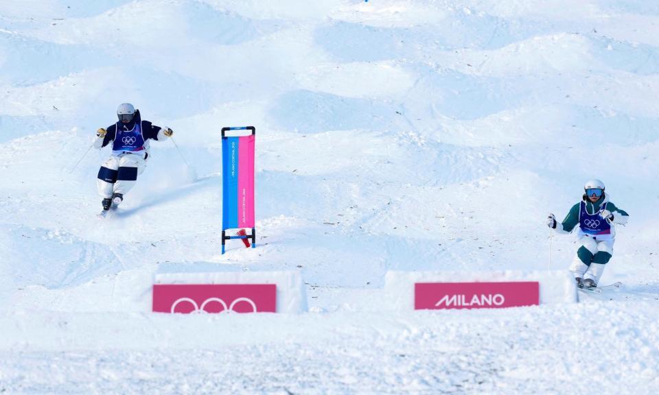 男子デュアルモーグル１回戦　コブを攻める藤木豪心（左）＝リビーニョ（共同）