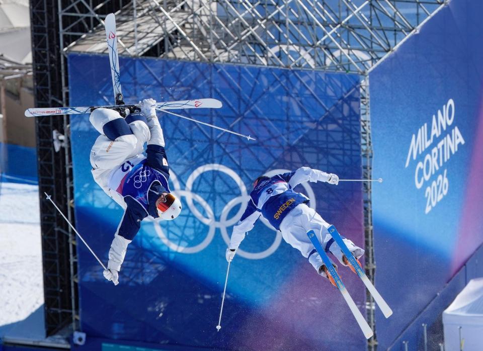 準々決勝　第２エアを決める島川拓也（左）＝リビーニョ（共同）