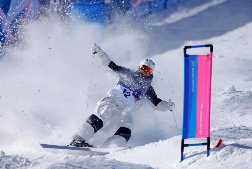 準決勝　バランスを崩す島川拓也＝リビーニョ（共同）