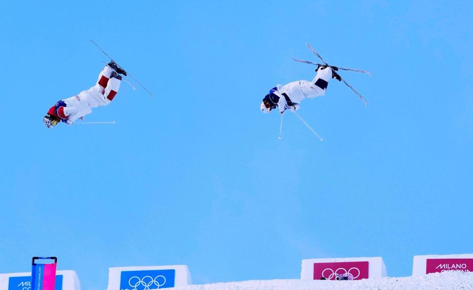 第１エアを決める島川拓也（右）＝リビーニョ（共同）