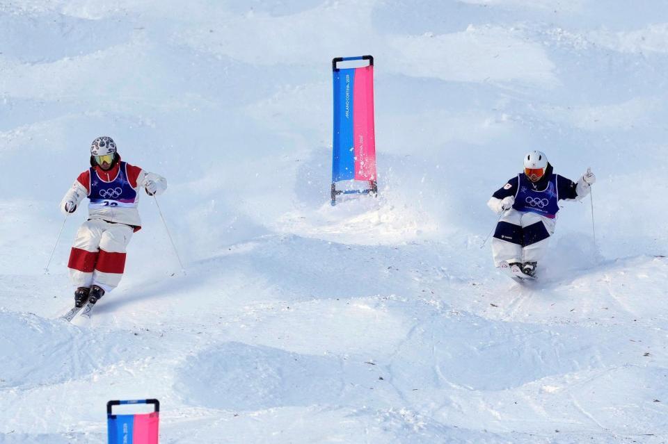 コブを攻める島川拓也（右）＝リビーニョ（共同）