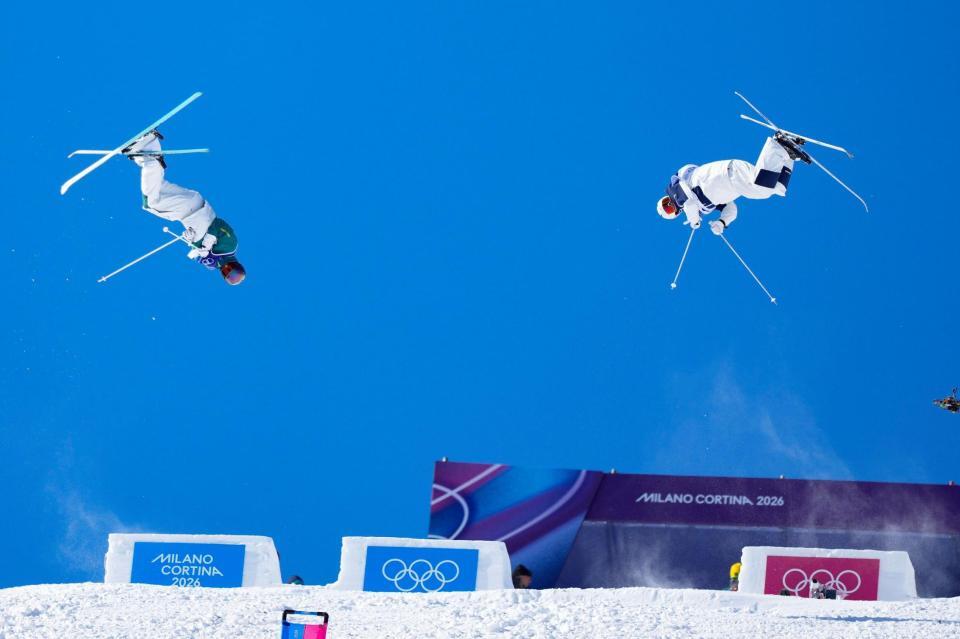 ３位決定戦　第１エアを決める島川拓也（右）＝リビーニョ（共同）