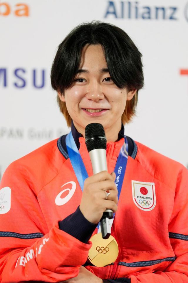 金メダルを胸に記者会見するスノーボード男子ハーフパイプの戸塚優斗＝15日、イタリア・ミラノ（共同）