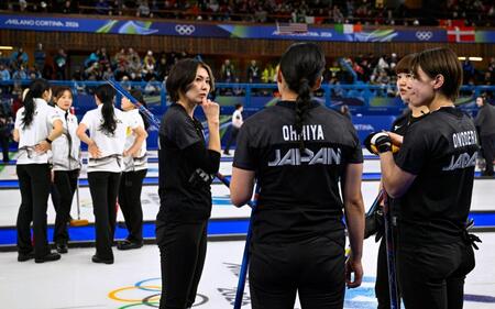 　同点で第７エンドを終え、話し合う吉村（手前左端）ら＝コルティナダンペッツォ（共同）