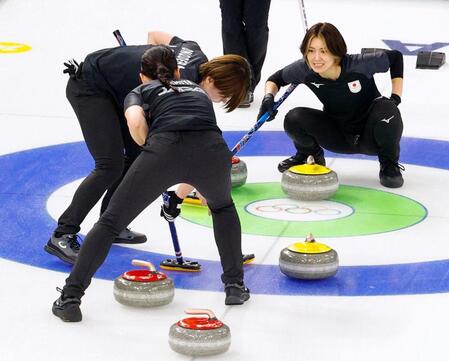 　第７エンド、指示を出す吉村（右）＝コルティナダンペッツォ（共同）