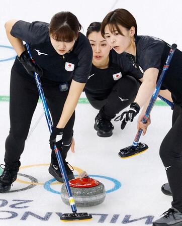 日本－韓国　第10エンド、スイープする小谷（左）と小野寺（右）。奥は近江谷＝コルティナダンペッツォ（共同）