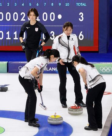 日本－韓国　第９エンド、韓国のショットを見つめる吉村（左上）＝コルティナダンペッツォ（共同）