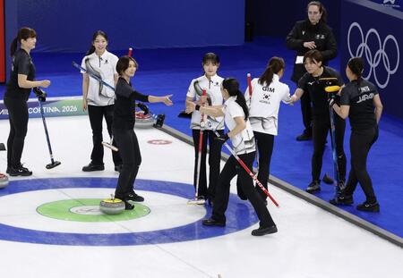 韓国に敗れた吉村（左から３人目）ら日本チーム＝コルティナダンペッツォ（共同）