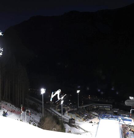 プレダッツォの山々へ向かって飛び出す丸山希＝プレダッツォ・ジャンプ競技場（撮影・吉澤敬太）