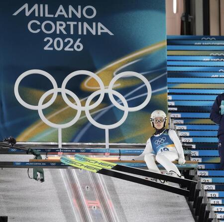 スタート直前の丸山希＝プレダッツォ・ジャンプ競技場（撮影・吉澤敬太）