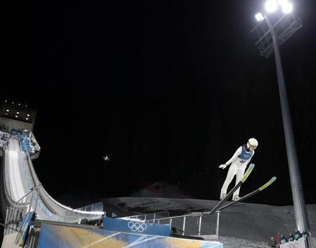 ラージヒルから飛び出す丸山希＝プレダッツォ・ジャンプ競技場（撮影・吉澤敬太）