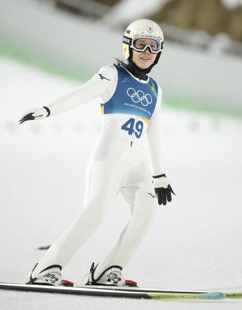 着地し明るい表情の丸山希＝プレダッツォ・ジャンプ競技場（撮影・吉澤敬太）