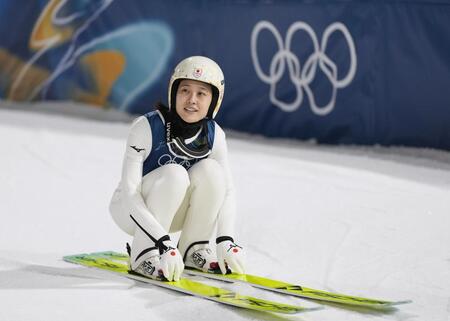 女子個人ラージヒル　１回目の飛躍を終えた丸山希＝プレダッツォ（共同）
