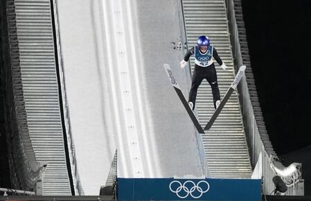 女子個人ラージヒル　高梨沙羅の２回目の飛躍＝プレダッツォ（共同）