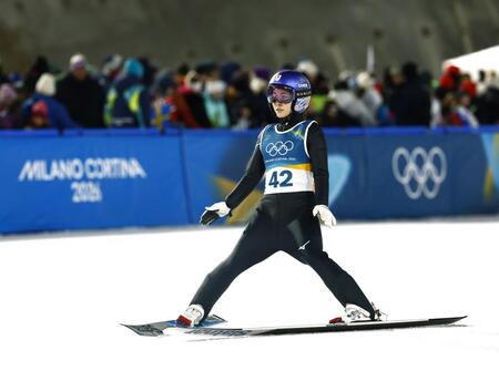 女子個人ラージヒル　２回目の飛躍を終えた高梨沙羅＝プレダッツォ（共同）