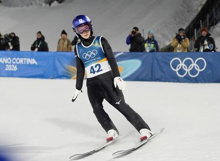 女子個人ラージヒル　２回目の飛躍を終えた高梨沙羅＝プレダッツォ（共同）