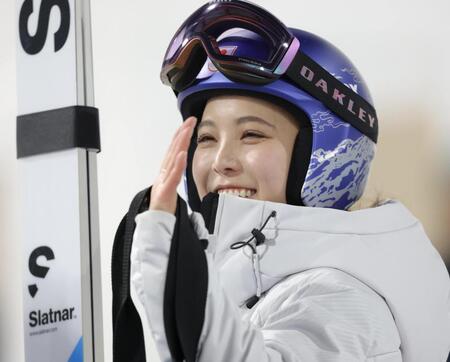 試合を終え、観客一人一人に手を振り会場を後にする高梨沙羅＝プレダッツォ・ジャンプ競技場（撮影・吉澤敬太）